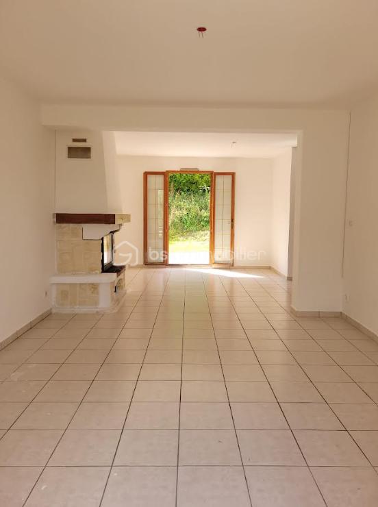 Maison de 110 m² - salon cheminée fond .png