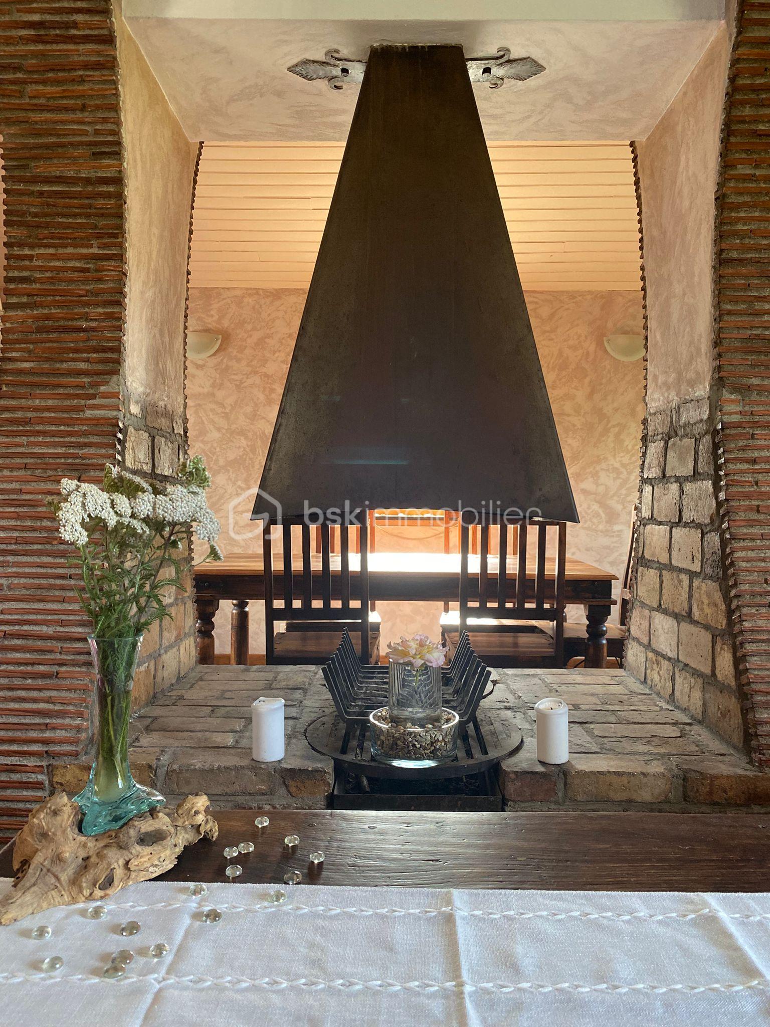 Maison en pierre de 148 m² - cheminée salon.jpg