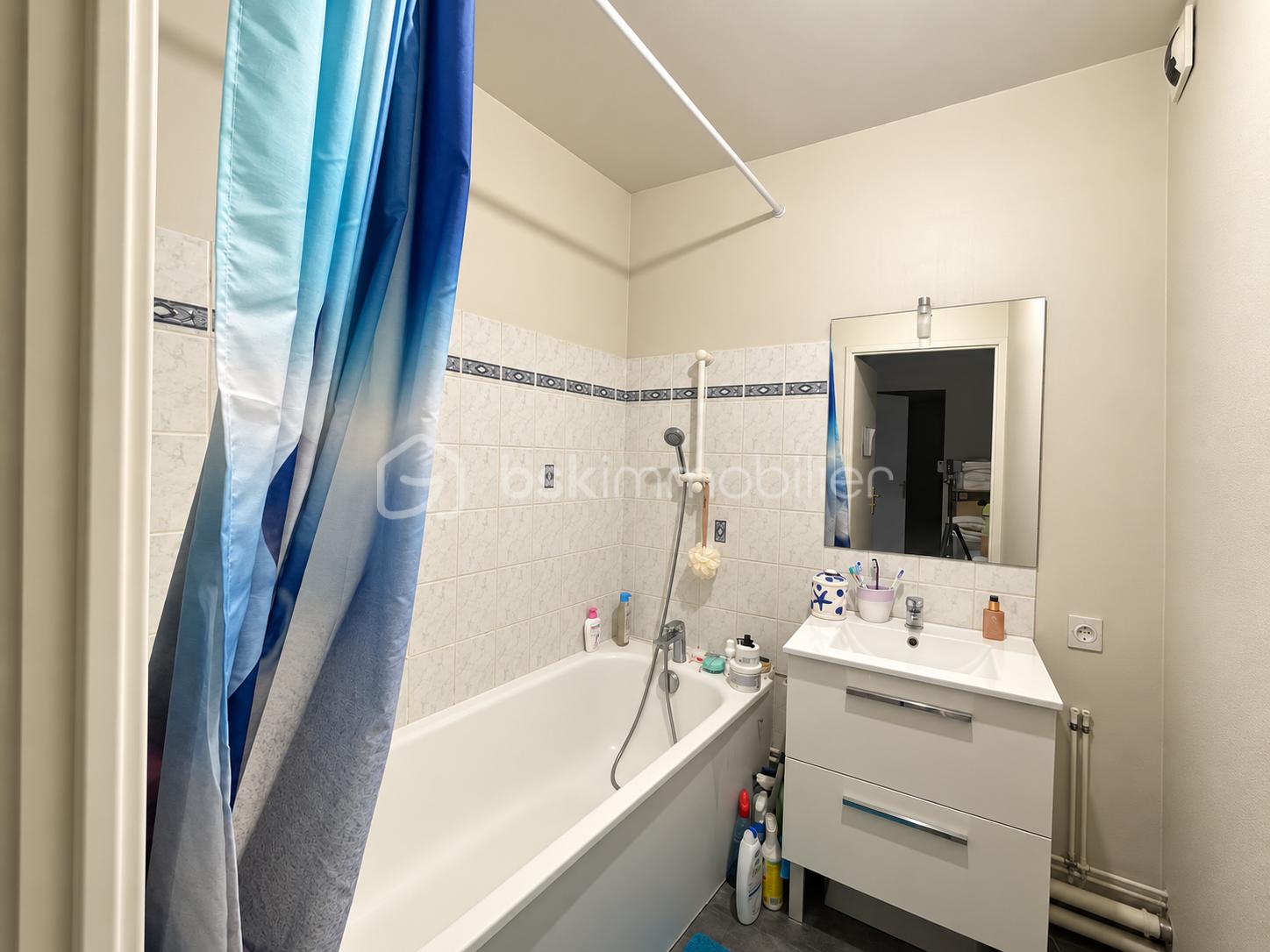 Salle de bain moderne avec baignoire et lavabo.png