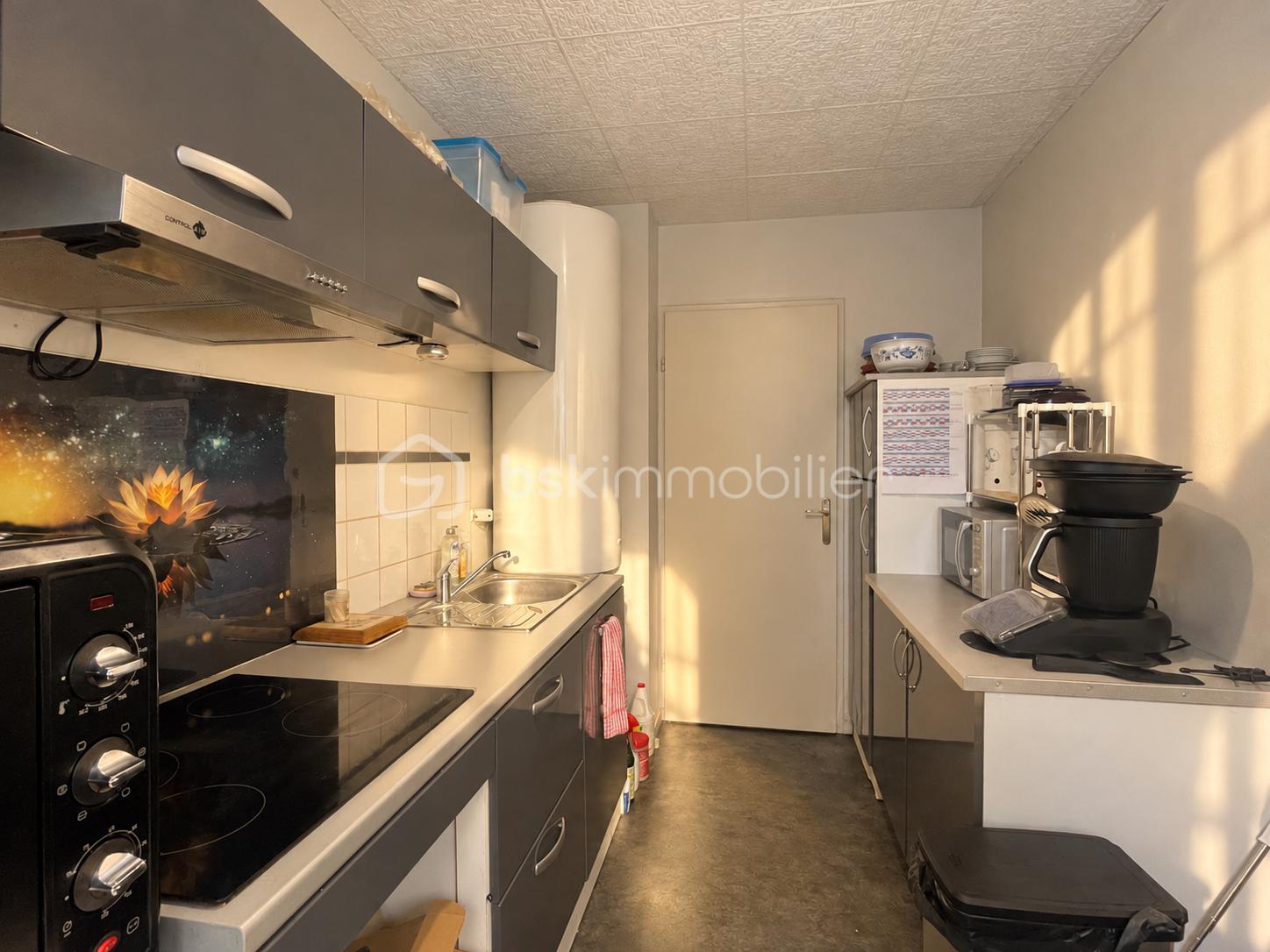 Cuisine étroite baignée de soleil.png