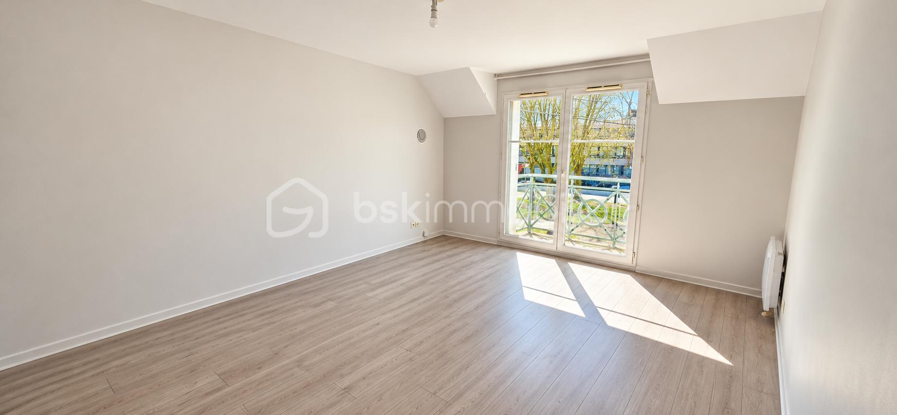 Intérieur moderne vide baigné de lumière.png