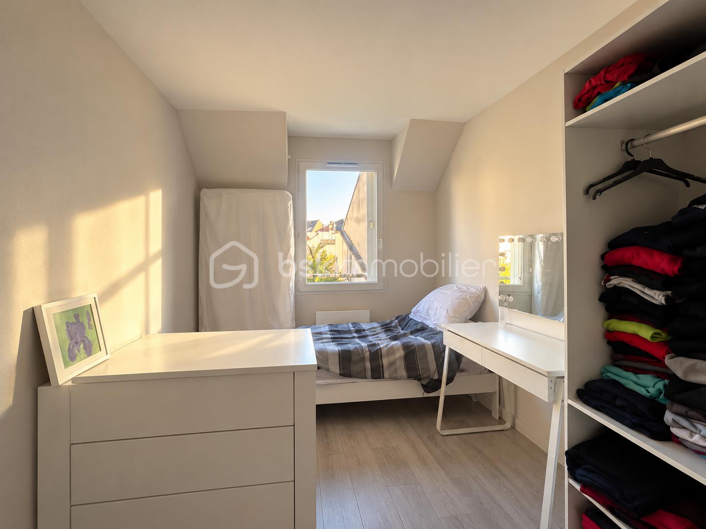 Chambre mansardée baignée de lumière chaleureuse.png