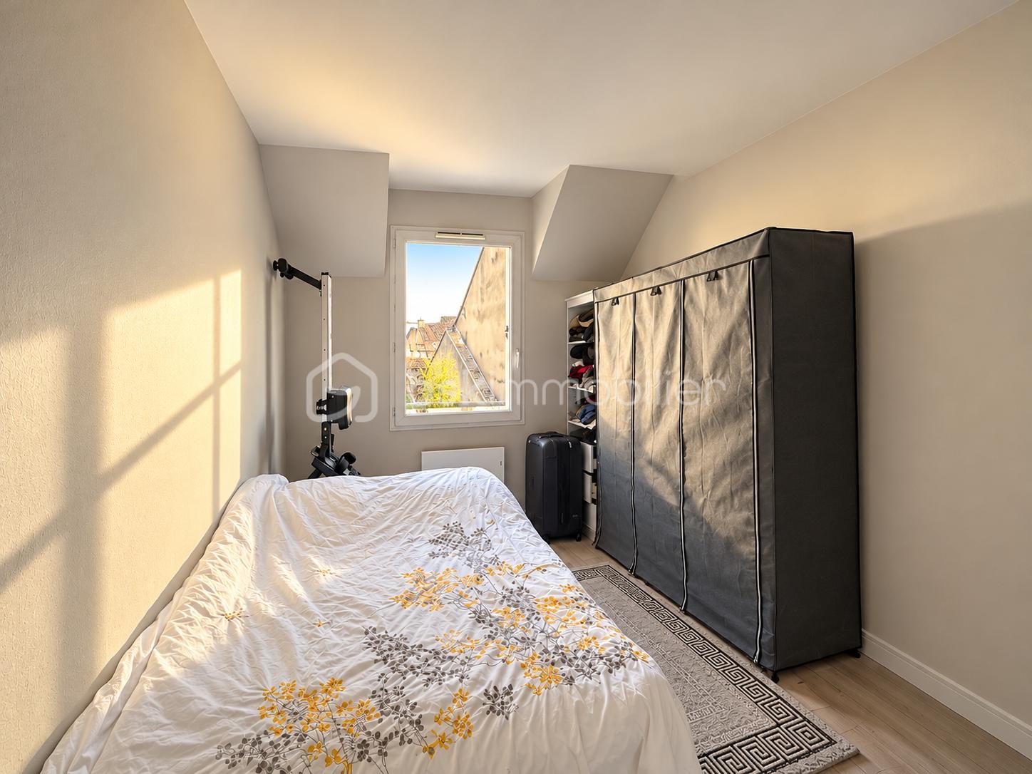 Chambre étroite baignée de soleil.png