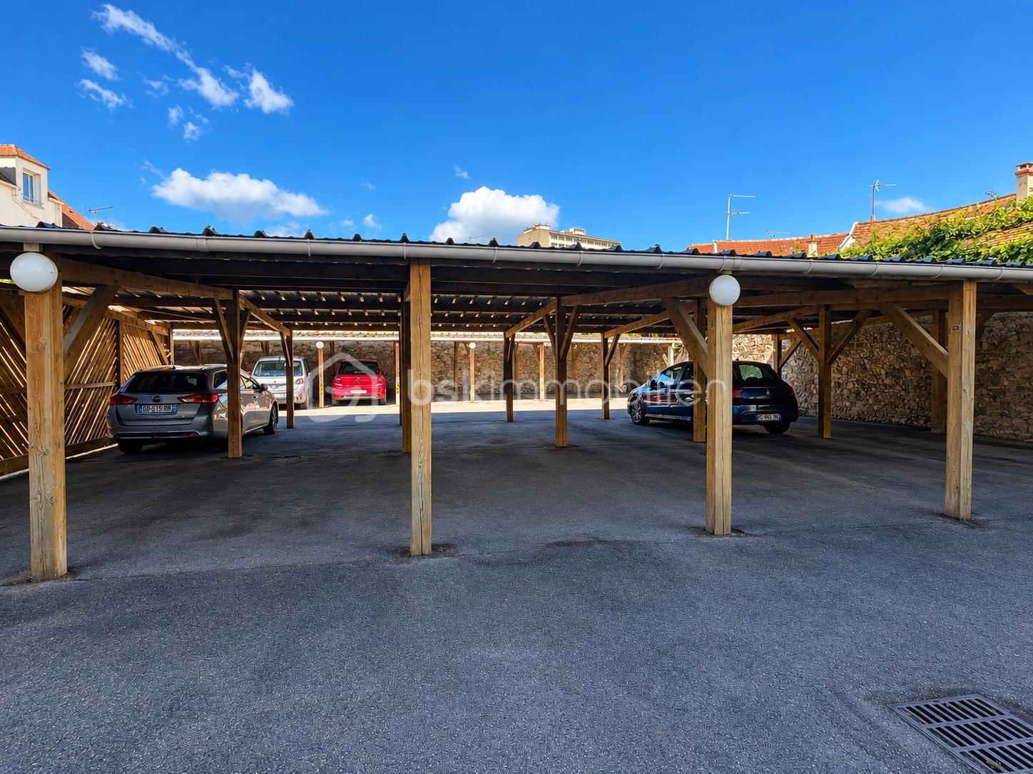 Carport en bois sous ciel bleu.png