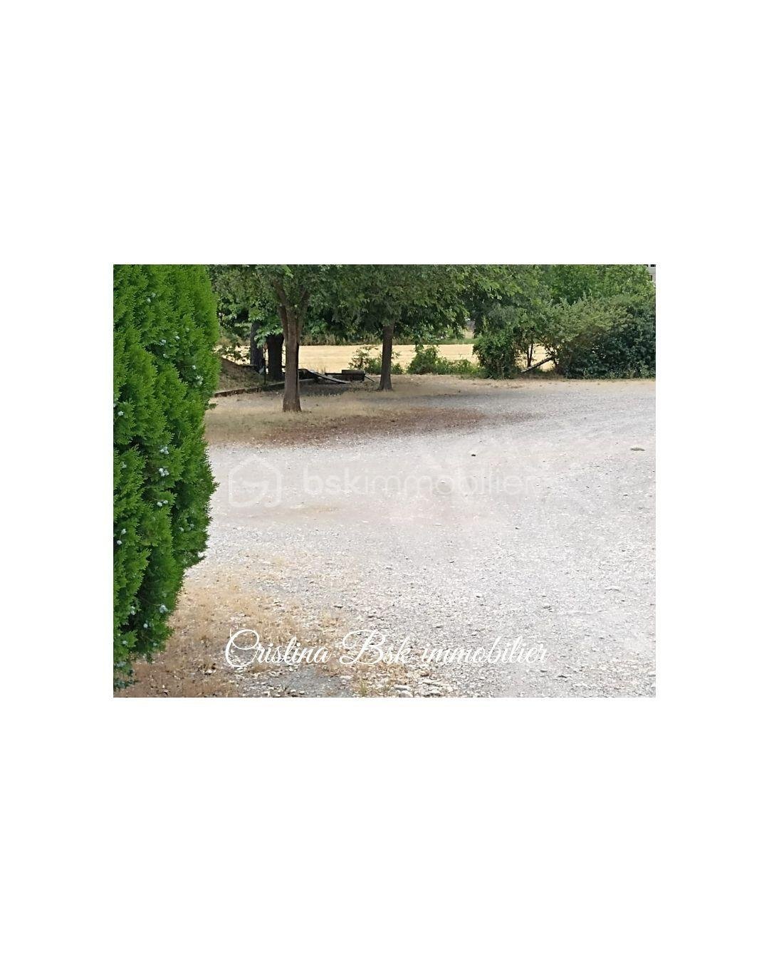 Local commercial de 260 m² - photo parking signée 29 10 25.jpg