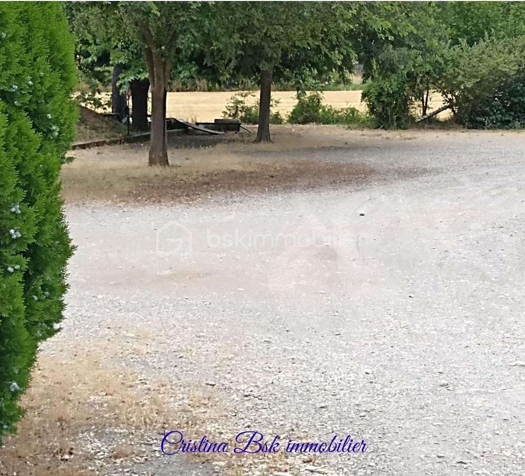 Local commercial de 270 m² - photo parking le 18 01 26.jpg