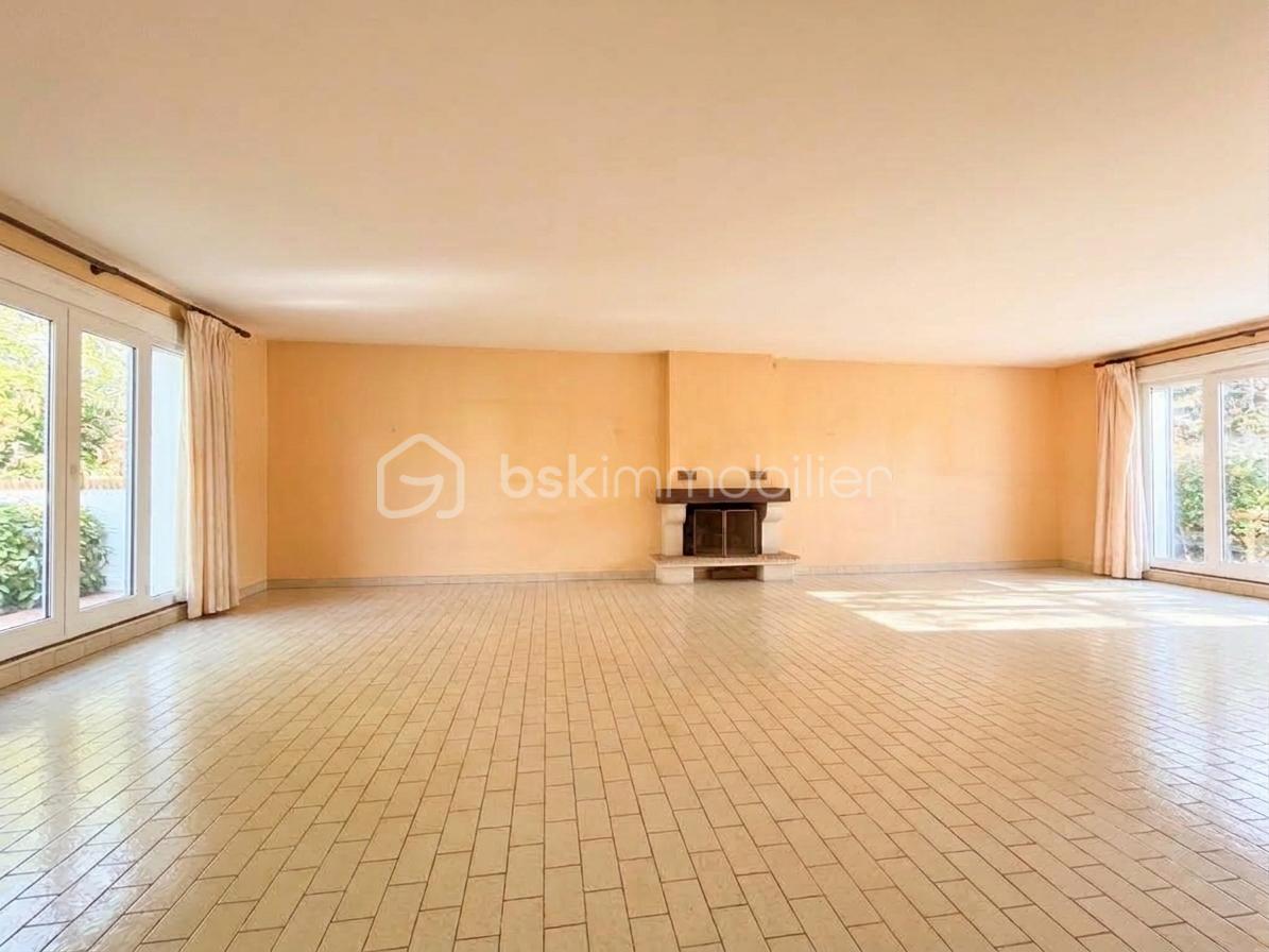 salon-traversant-baies-vitrees-aigremont.jpeg