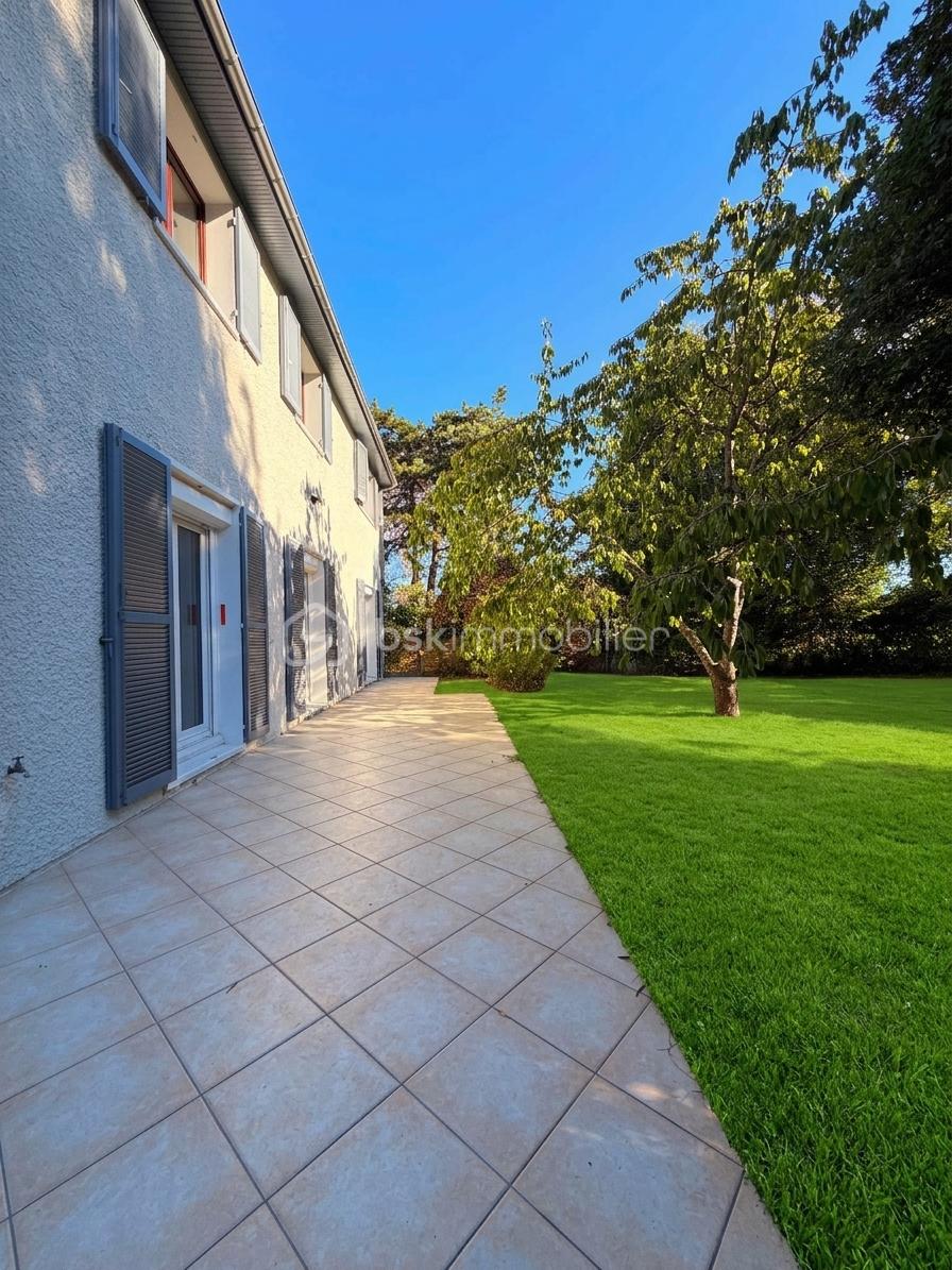 terrasse-carrelee-jardin-arbor-aigremont.jpeg