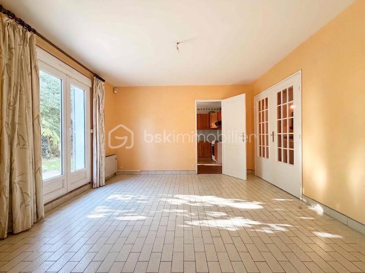 salle-a-manger-lumineuse-acces-terrasse-aigremont.jpeg