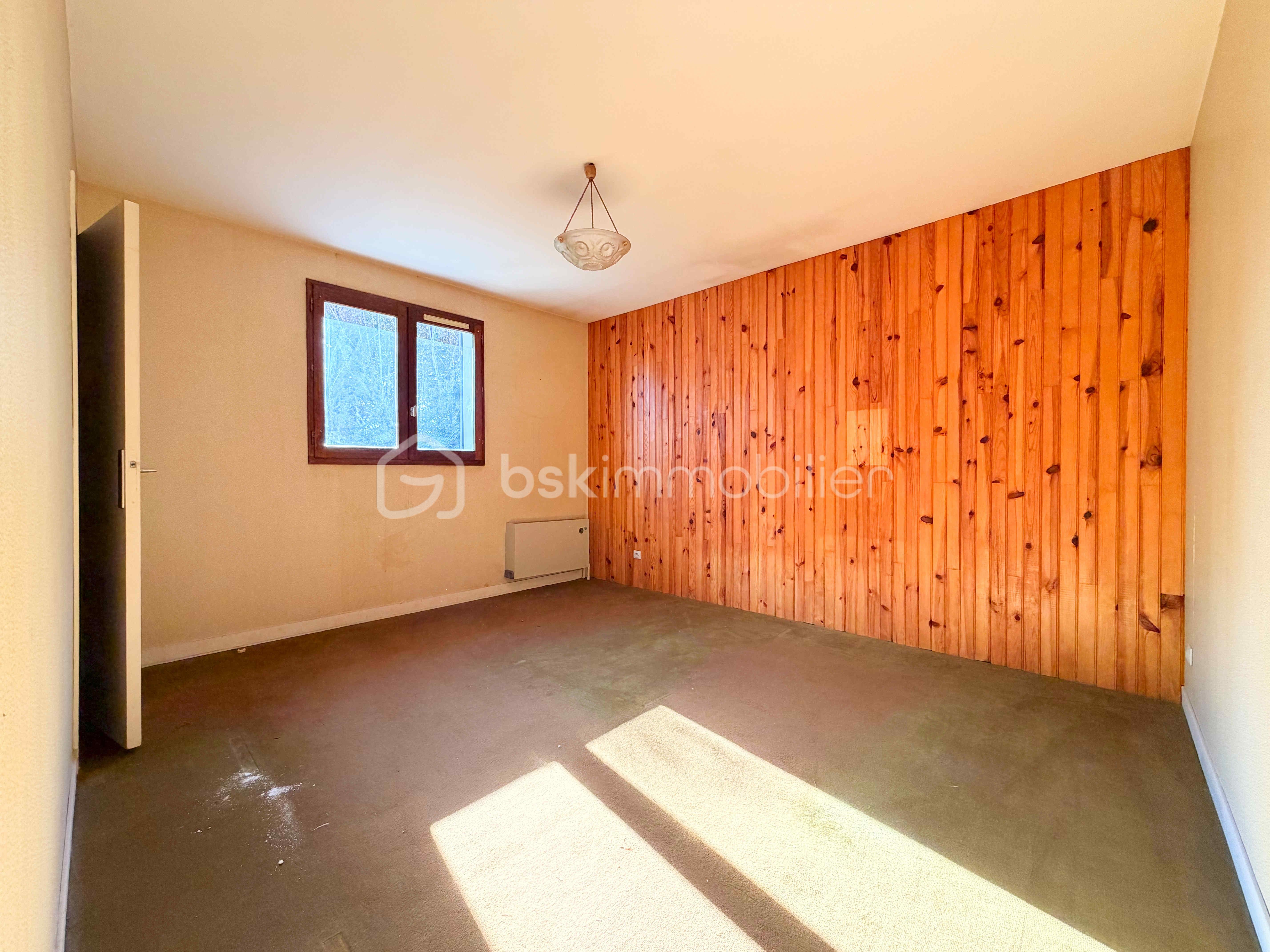 chambre-lumineuse-avec-rangement-aigremont.jpg