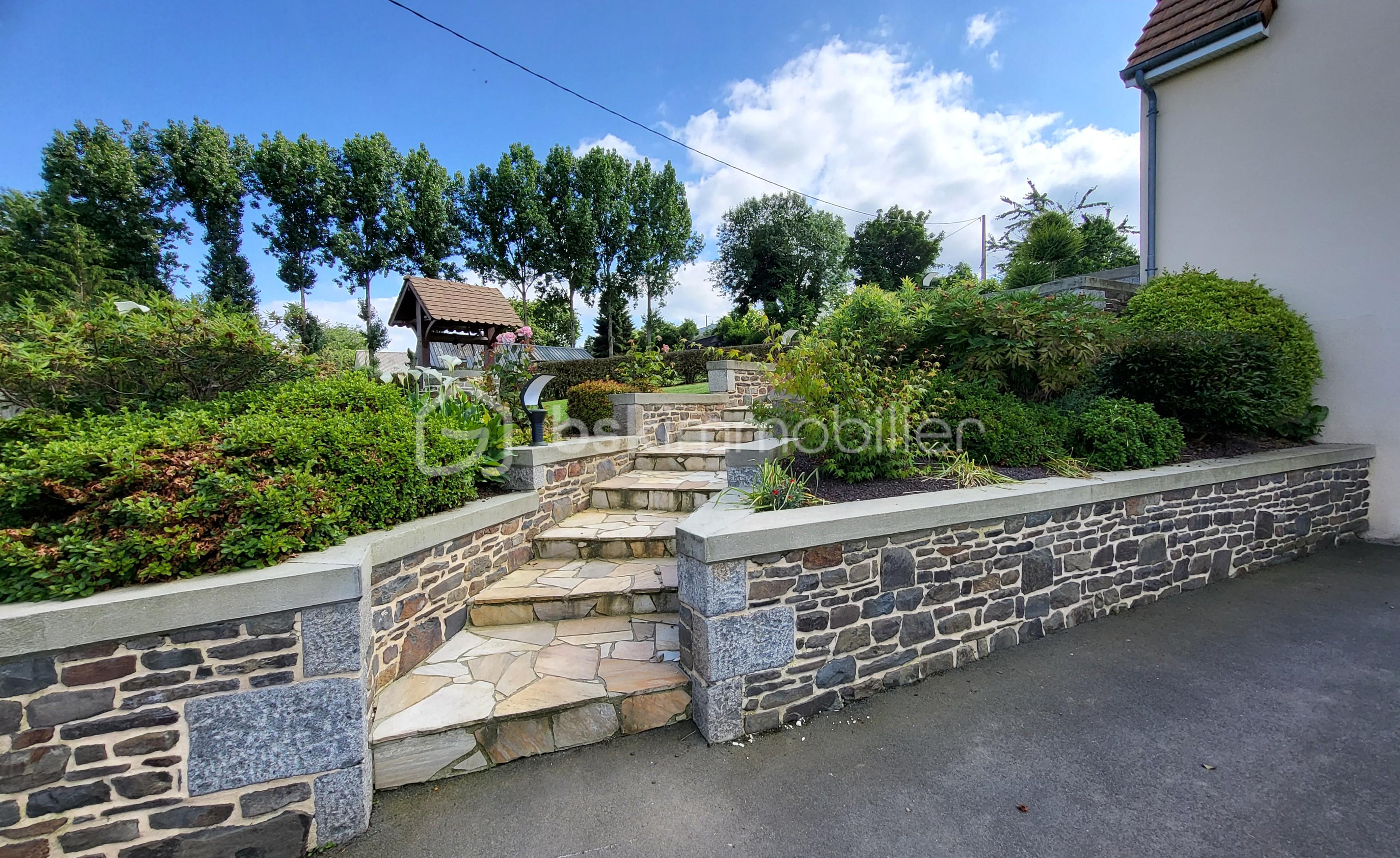 Pavillon de 114 m² - B extérieur 1 escalier.jpg