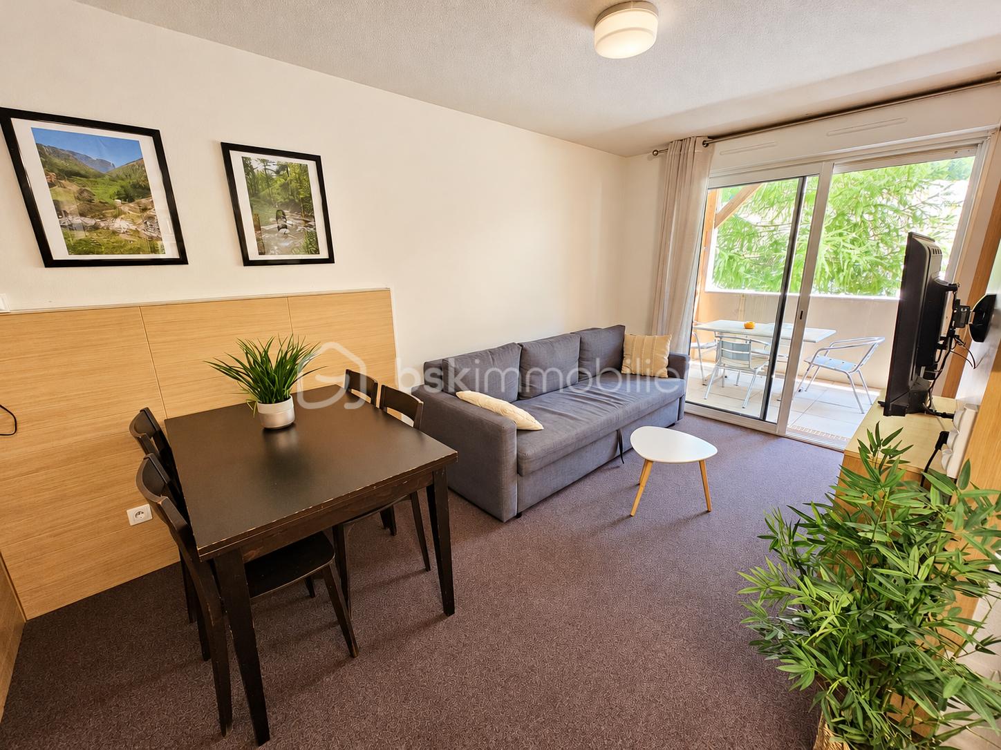 Salon moderne avec terrasse verdoyante.png