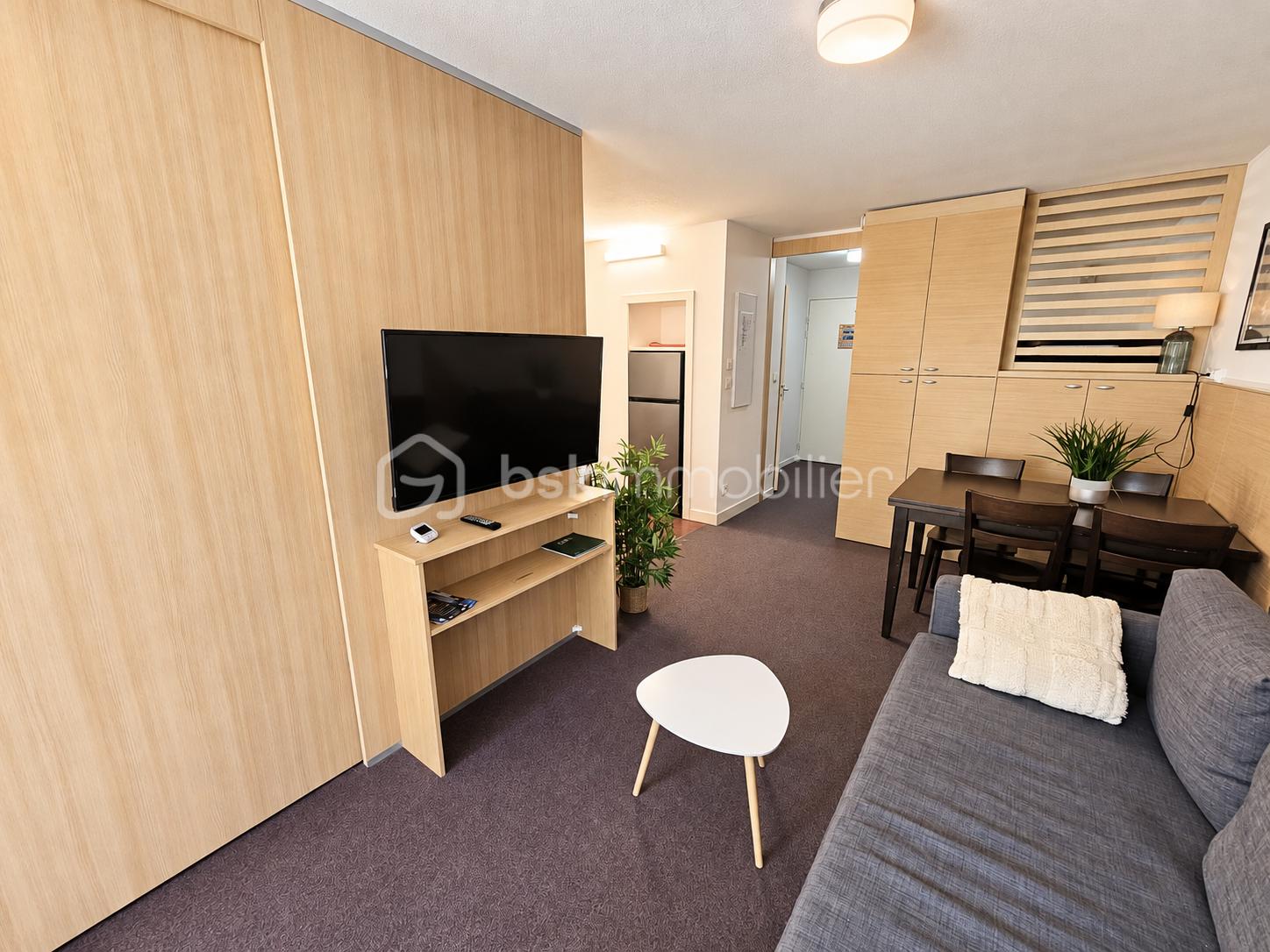 Salon moderne chaleureux avec coin repas.png