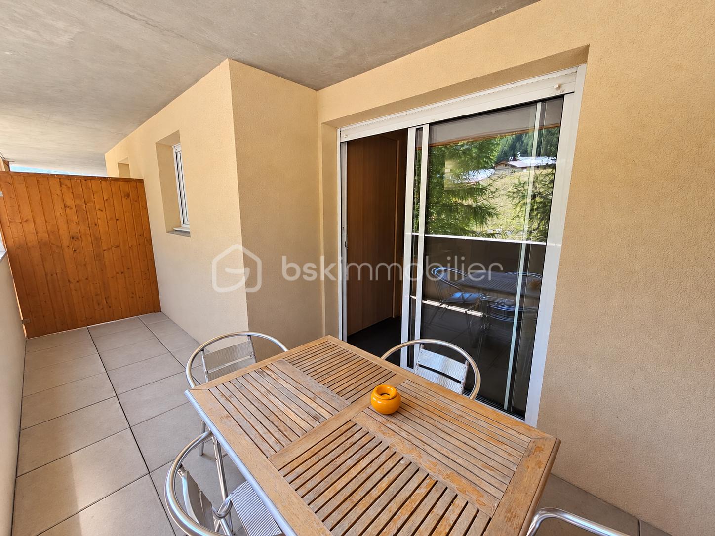Balcon couvert avec table en bois.png