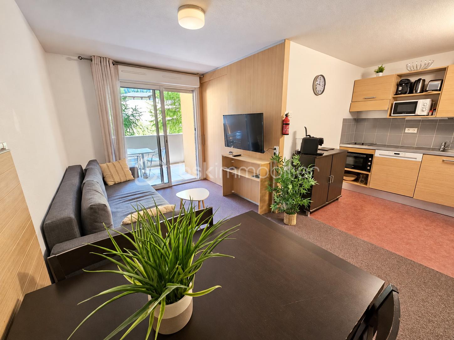 Salon moderne avec cuisine et balcon.png