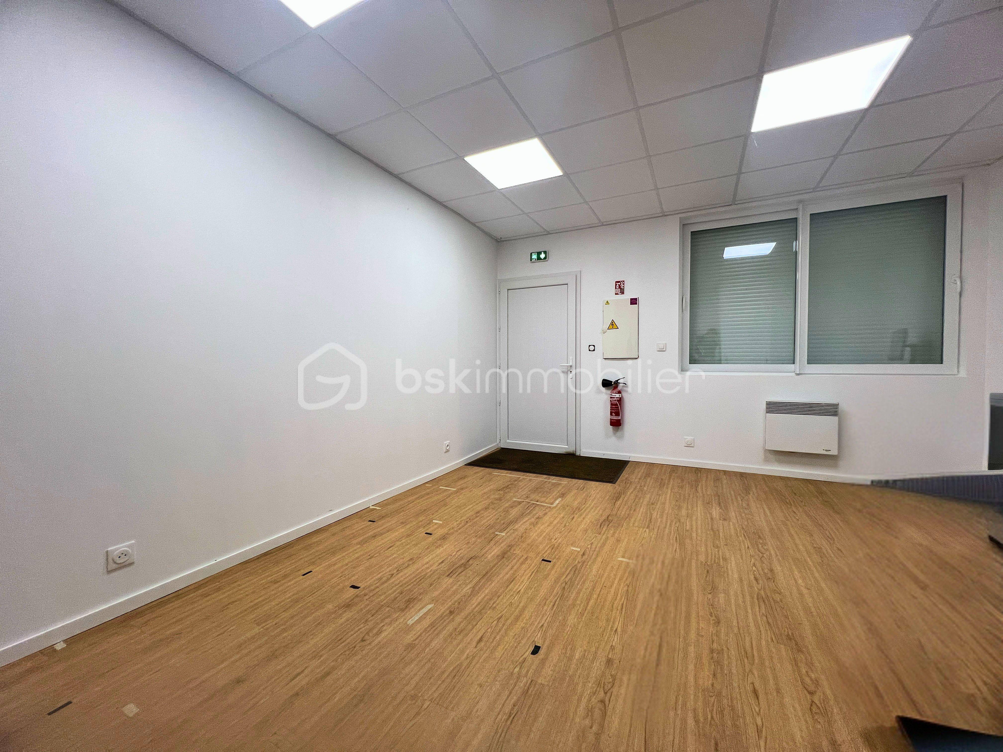 Local d'activités de 564 m² - 15.jpg