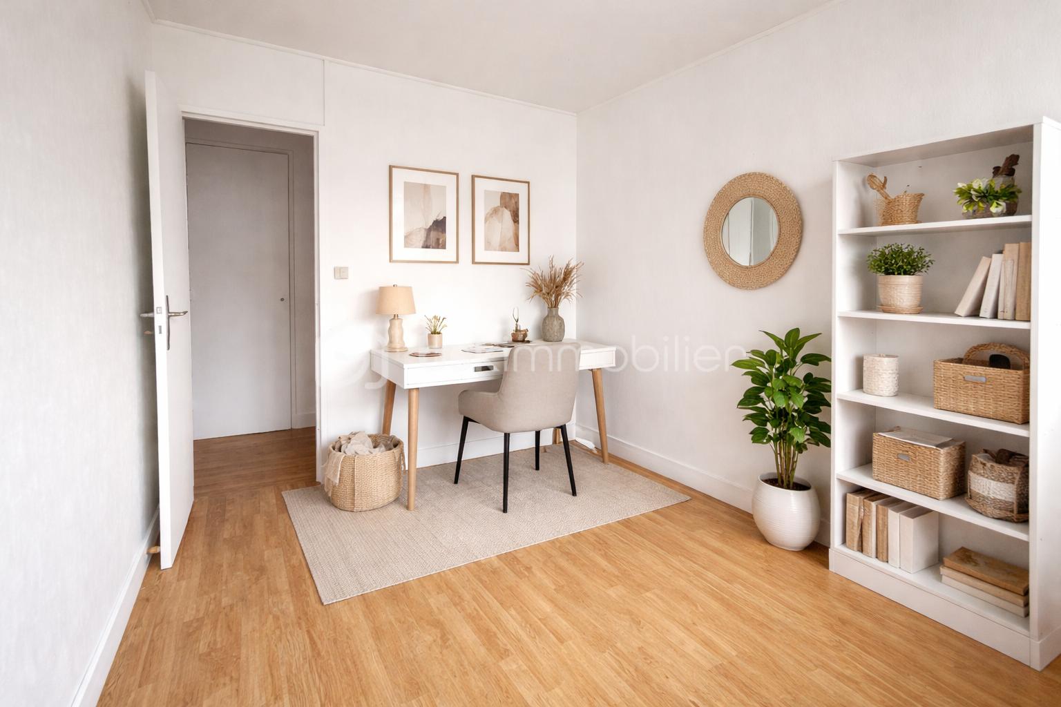 Appartement de 77,51 m² - Bureau moderne et épuré dans un intérieur lumineux.png