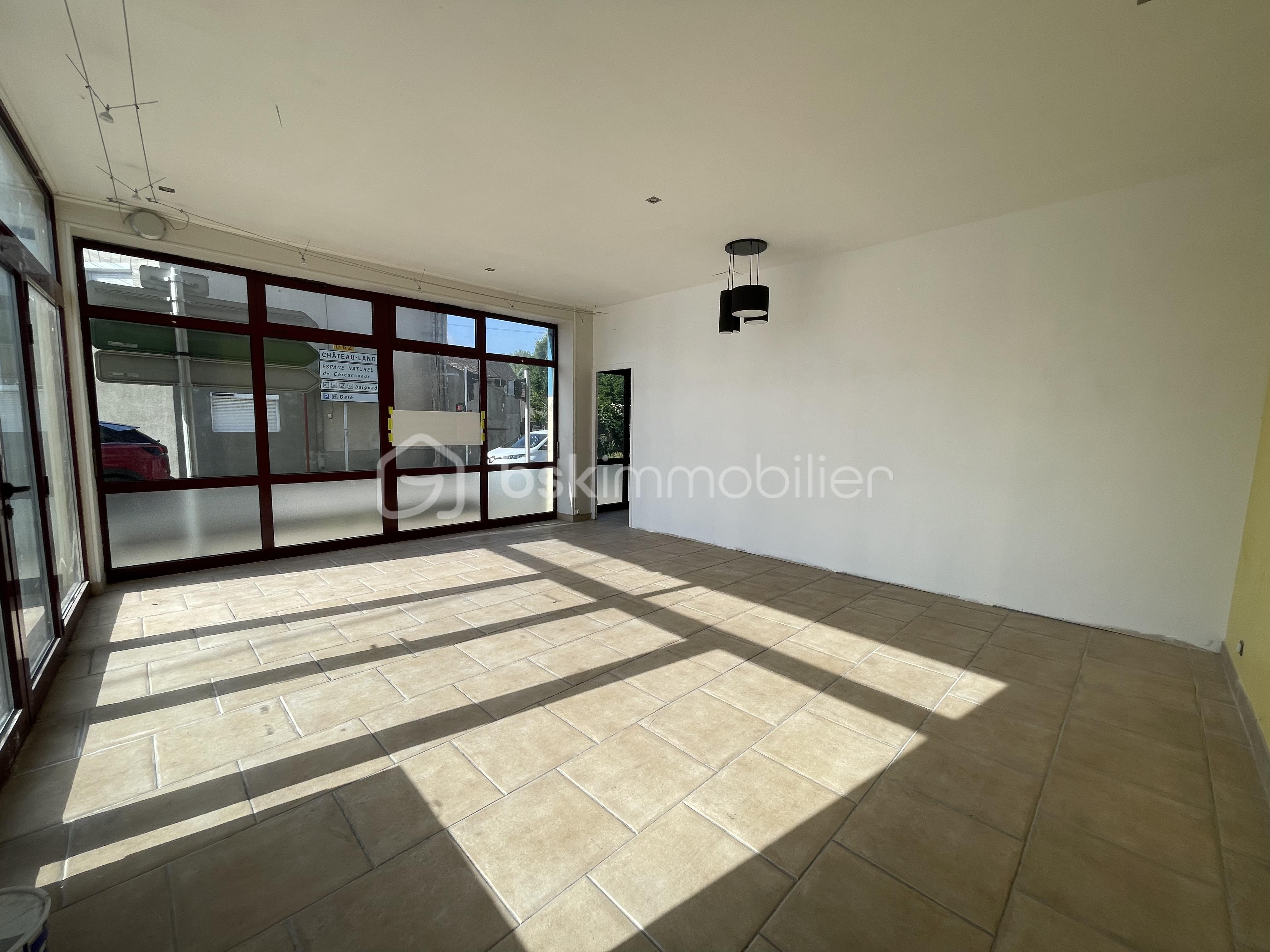 Immeuble commercial de 120 m² - LiWKhWL0jStrV7hz8HIRdjohKPMs3VfCPbwWNnM3.jpg