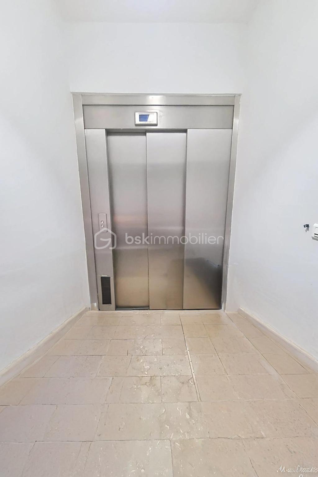 Bureau de 243 m² - 8341eca2ecd7c46-2.jpg