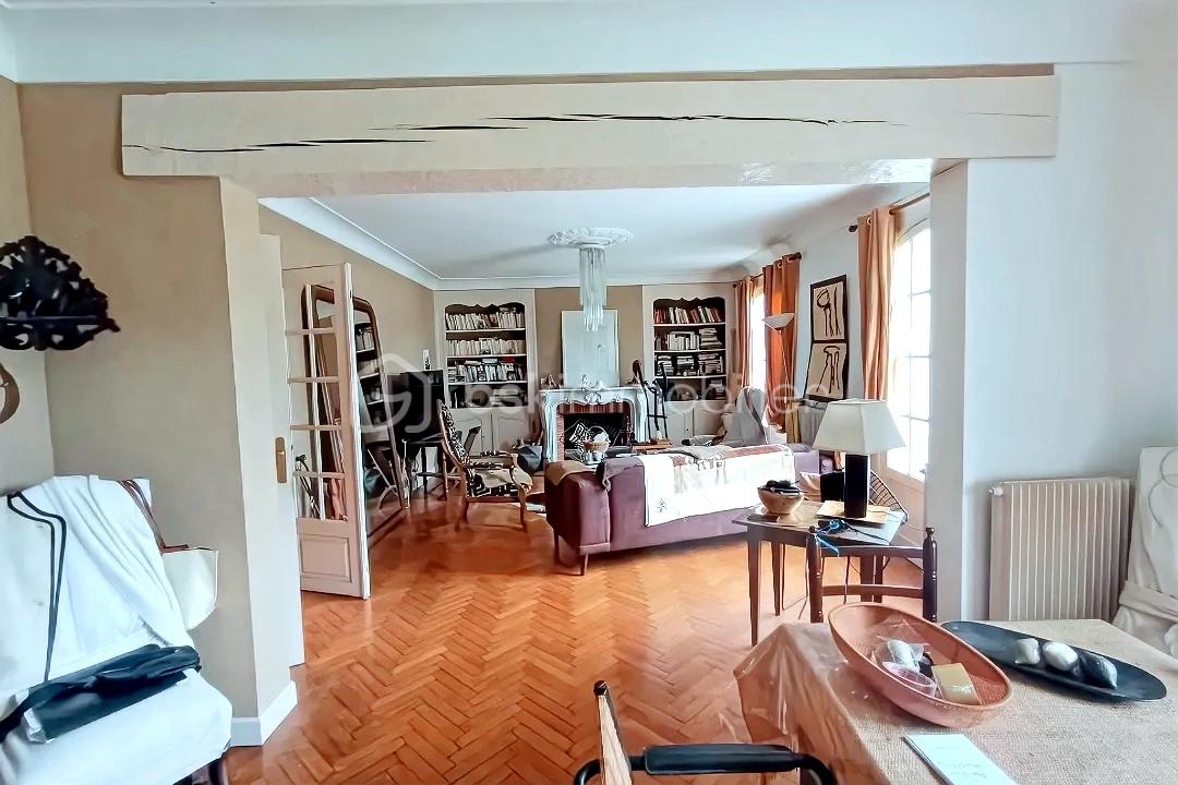 Maison de 225 m² - hoqi-8a643b9a82d943d186d9a952a1c79bf5.jpg