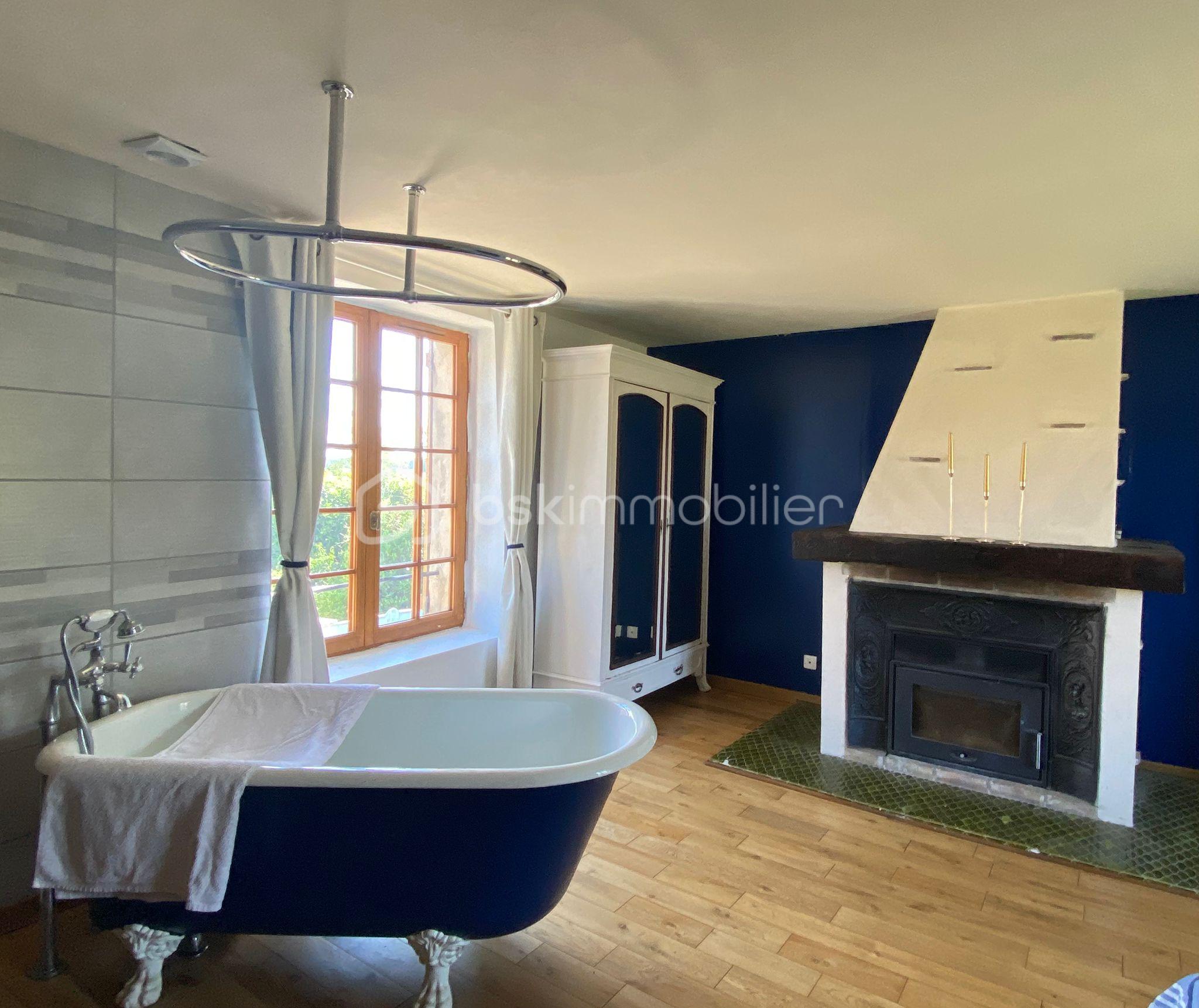 Maison en pierre de 148 m² - chambre 1 baignoire.jpg