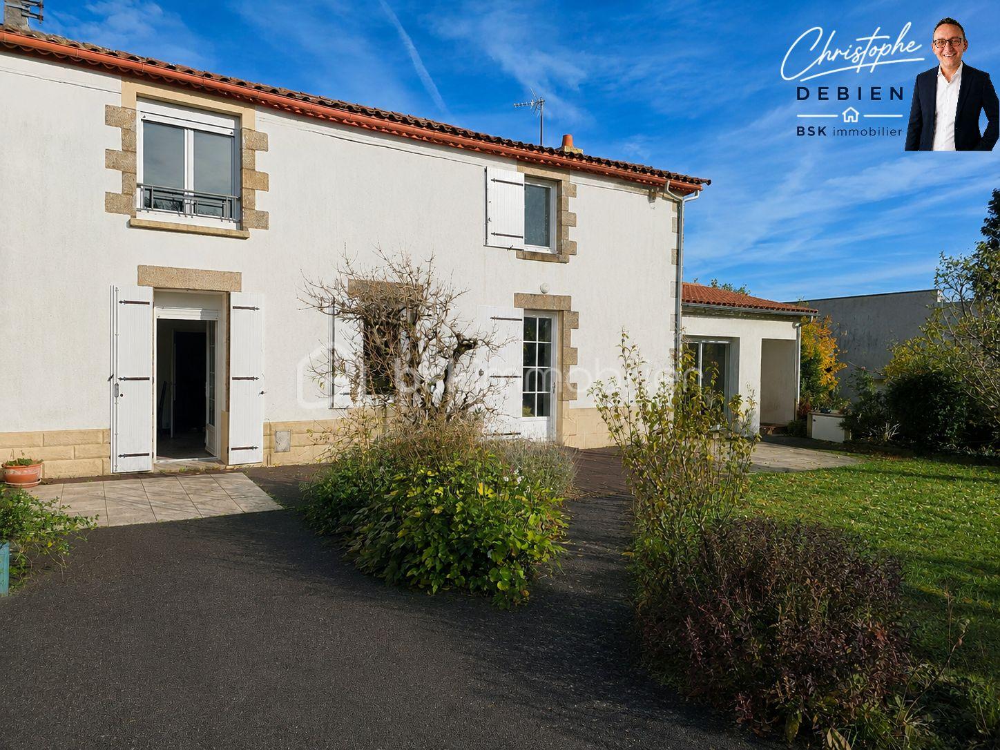 Maison 7 pièces 861 m² · à Bazoges-en-Paillers · 861 m² · 225 000 €
