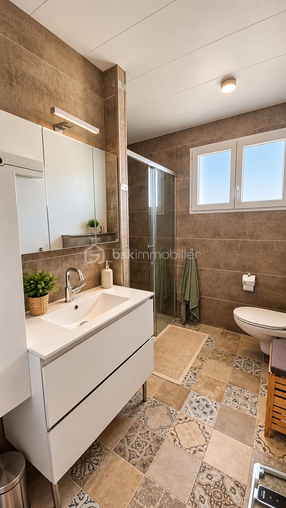 Salle de bain moderne aux tons chaleureux (1).png