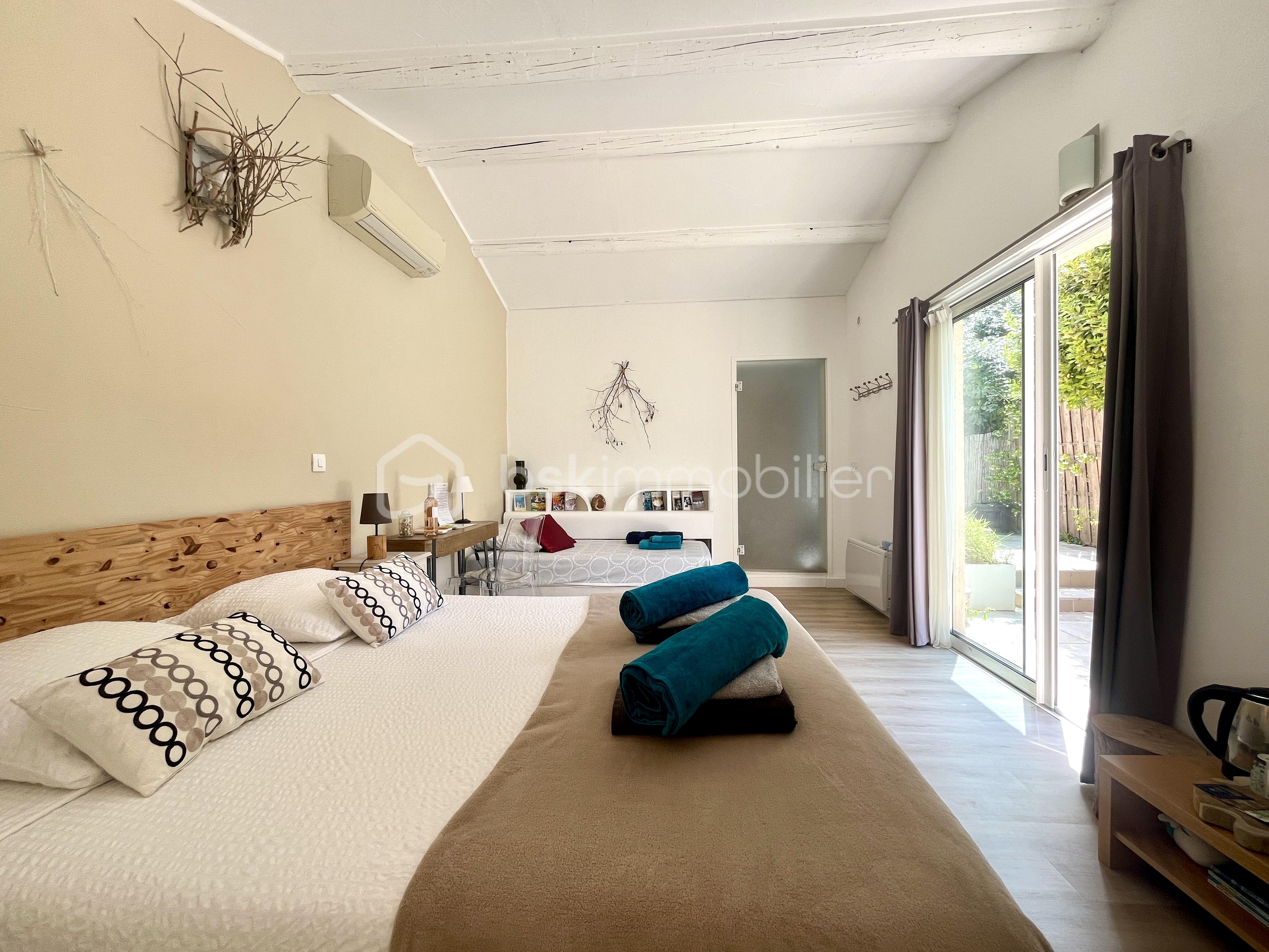 Maison d architecte de 282 m² - Chambre 3 accès direct piscine.JPG