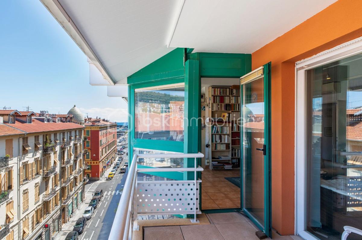 Appartement de 182,40 m² - Photo balcon avec vue latérale port.png