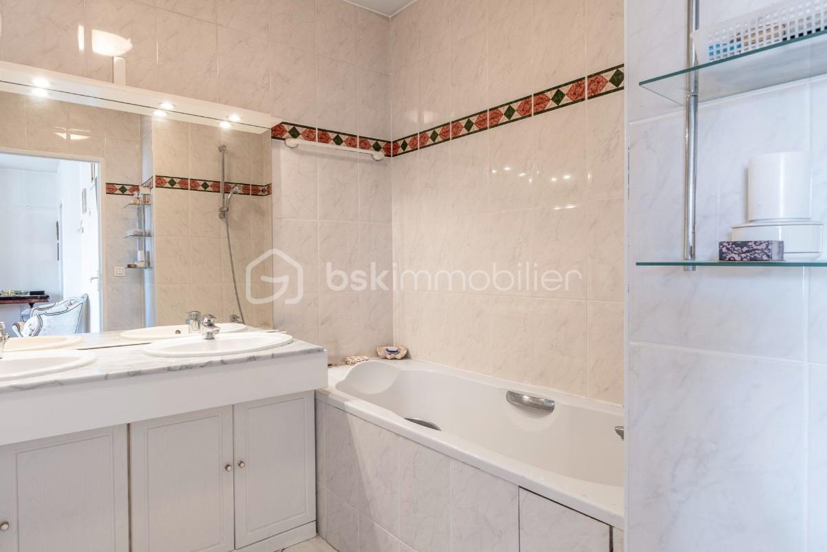 Appartement de 182,40 m² - Photo salle de bain 1.png