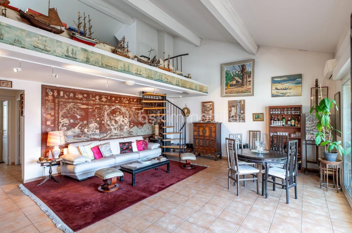 Appartement de 182,40 m² - Photo salon cathédrale + mezzanine.png