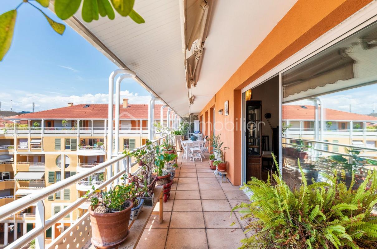 Appartement de 182,40 m² - Photo grand balcon sur cour.png