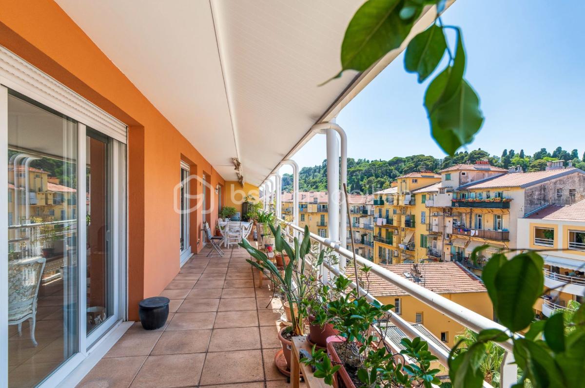 Appartement de 182,40 m² - Photo grand balcon sur cour et colline chateau.png