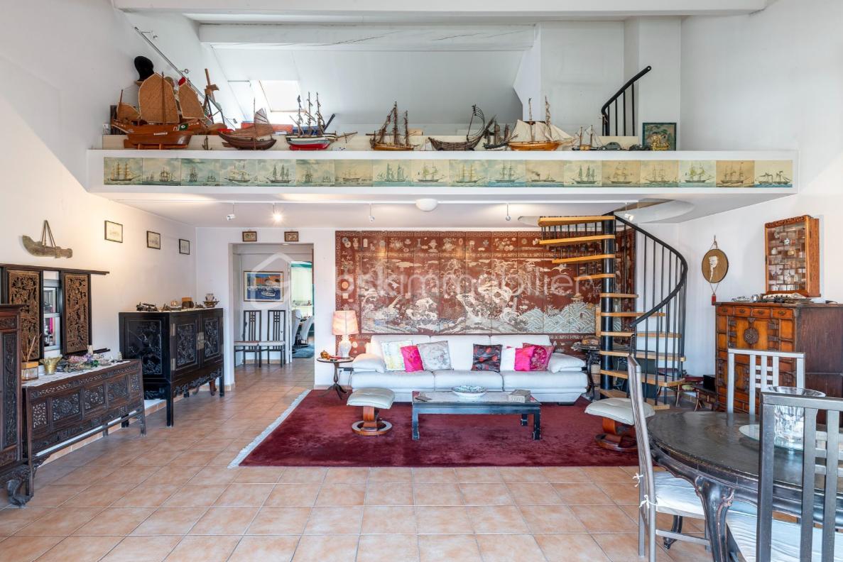 Appartement de 182,40 m² - Photo salon cathédrale + mezzanine vue face.png