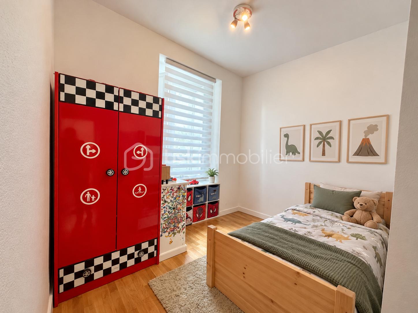 Chambre d’enfant moderne aux accents de course.png