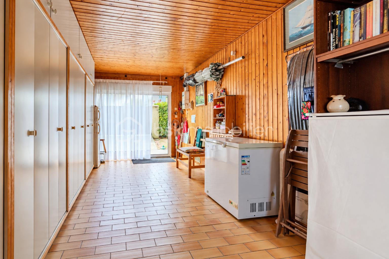 Couloir utilitaire chaleureux ouvert sur le jardin.png