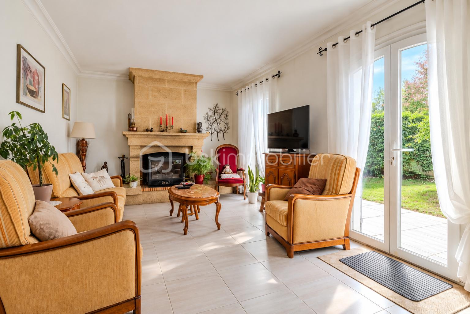 Salon chaleureux avec cheminée et jardin.png