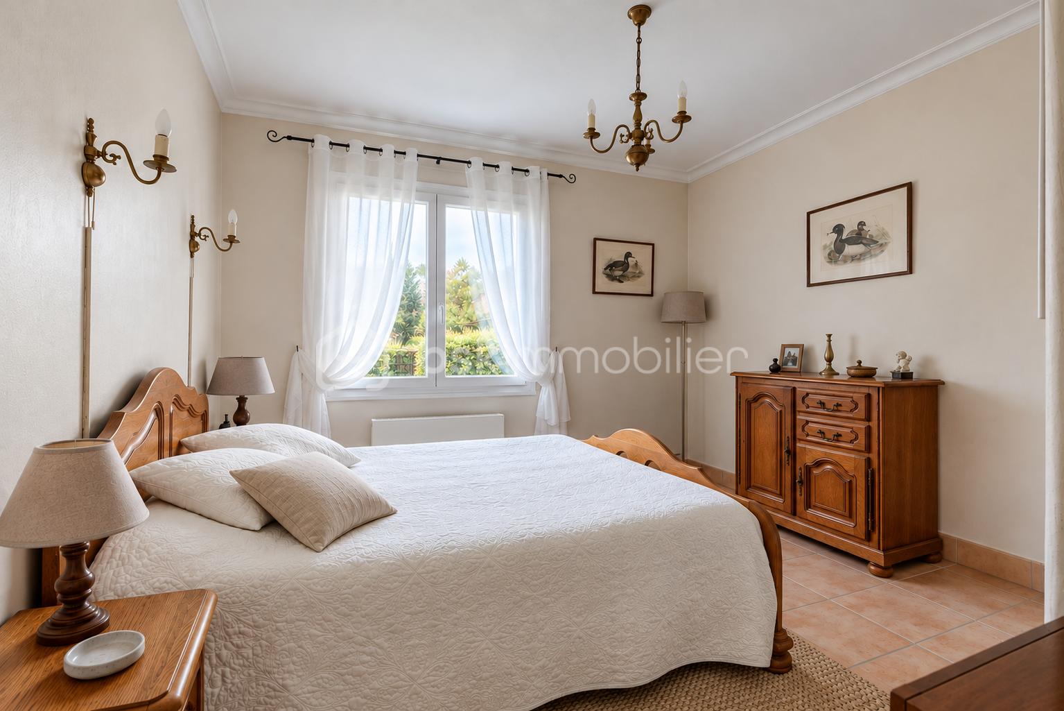 Chambre chaleureuse baignée de lumière naturelle.png