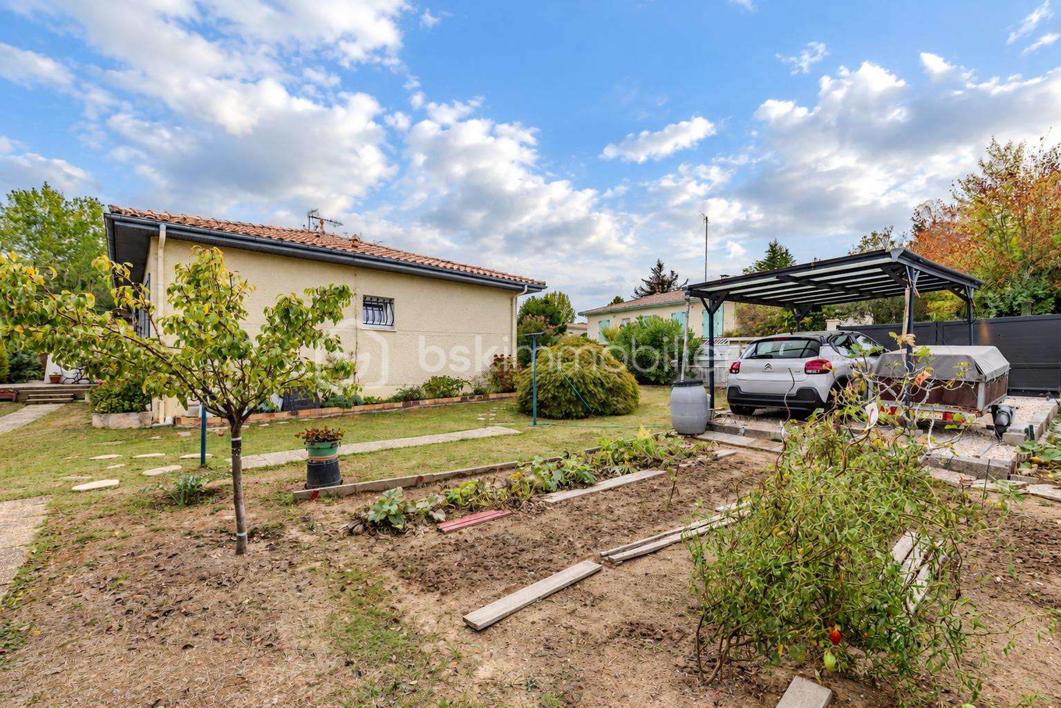 Jardin suburban avec potager et carport.png