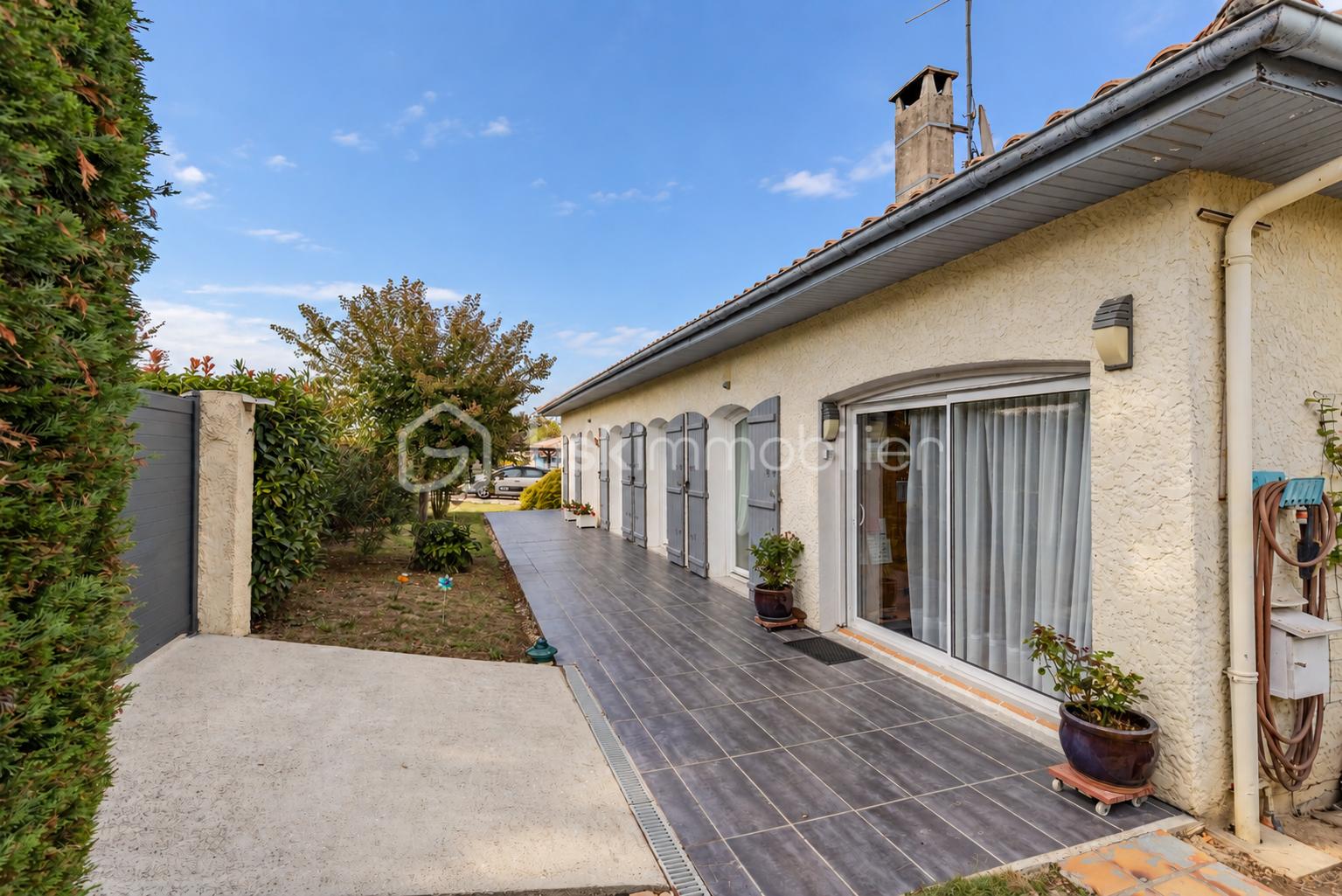 Patio ensoleillé aux volets bleus.png