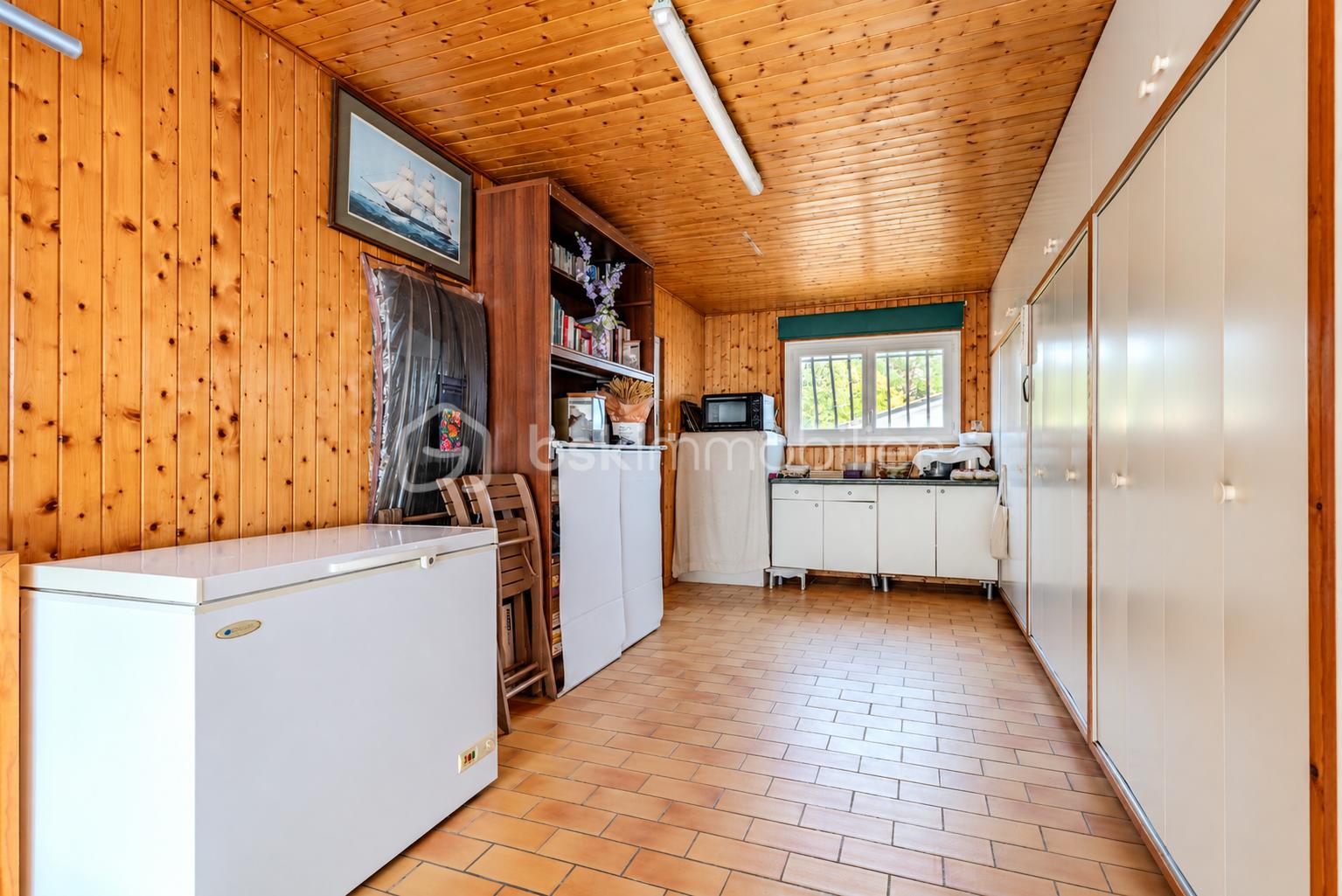 Pièce de rangement en bois chaleureuse.png