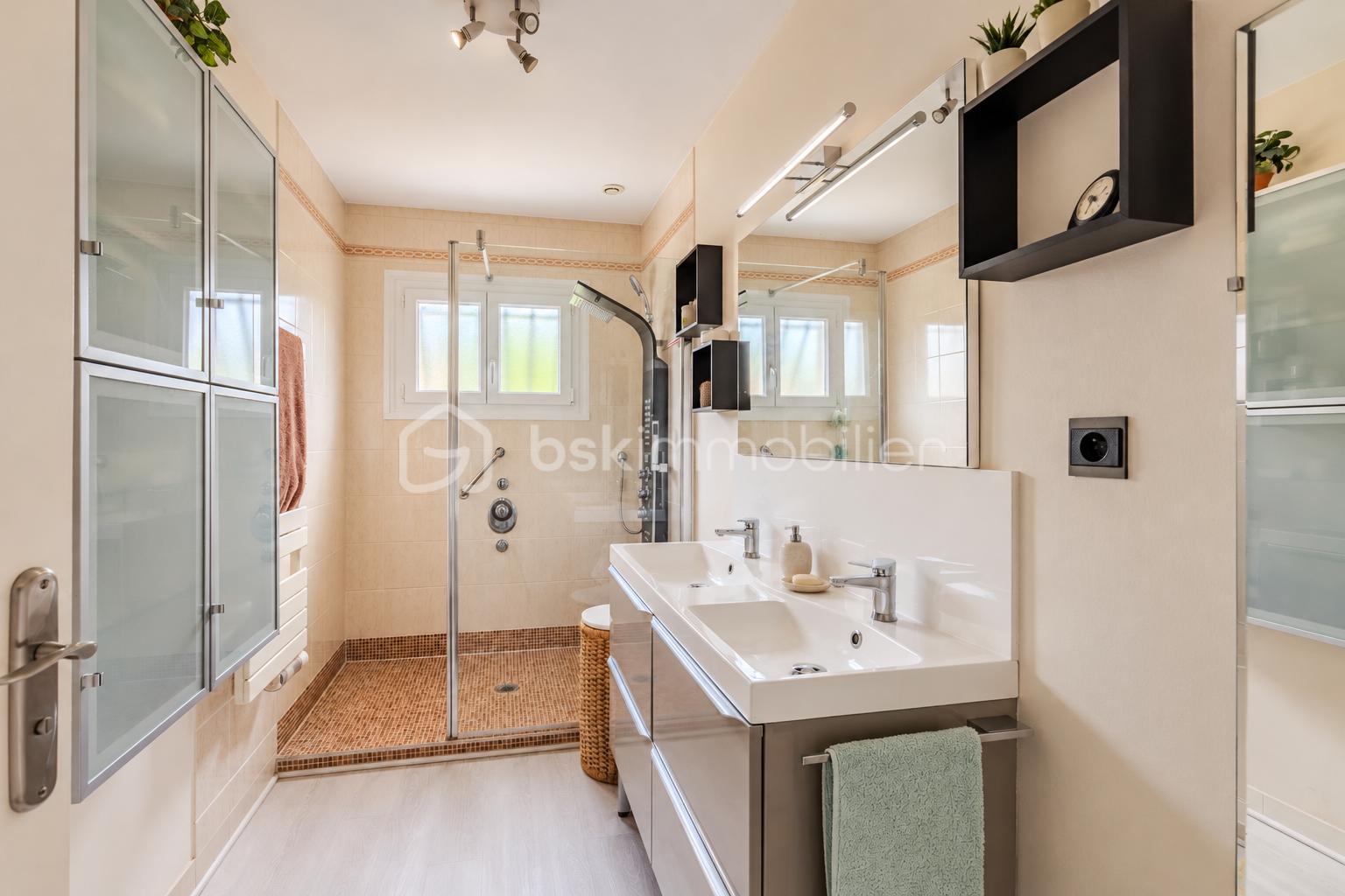 Salle de bain moderne et lumineuse.png