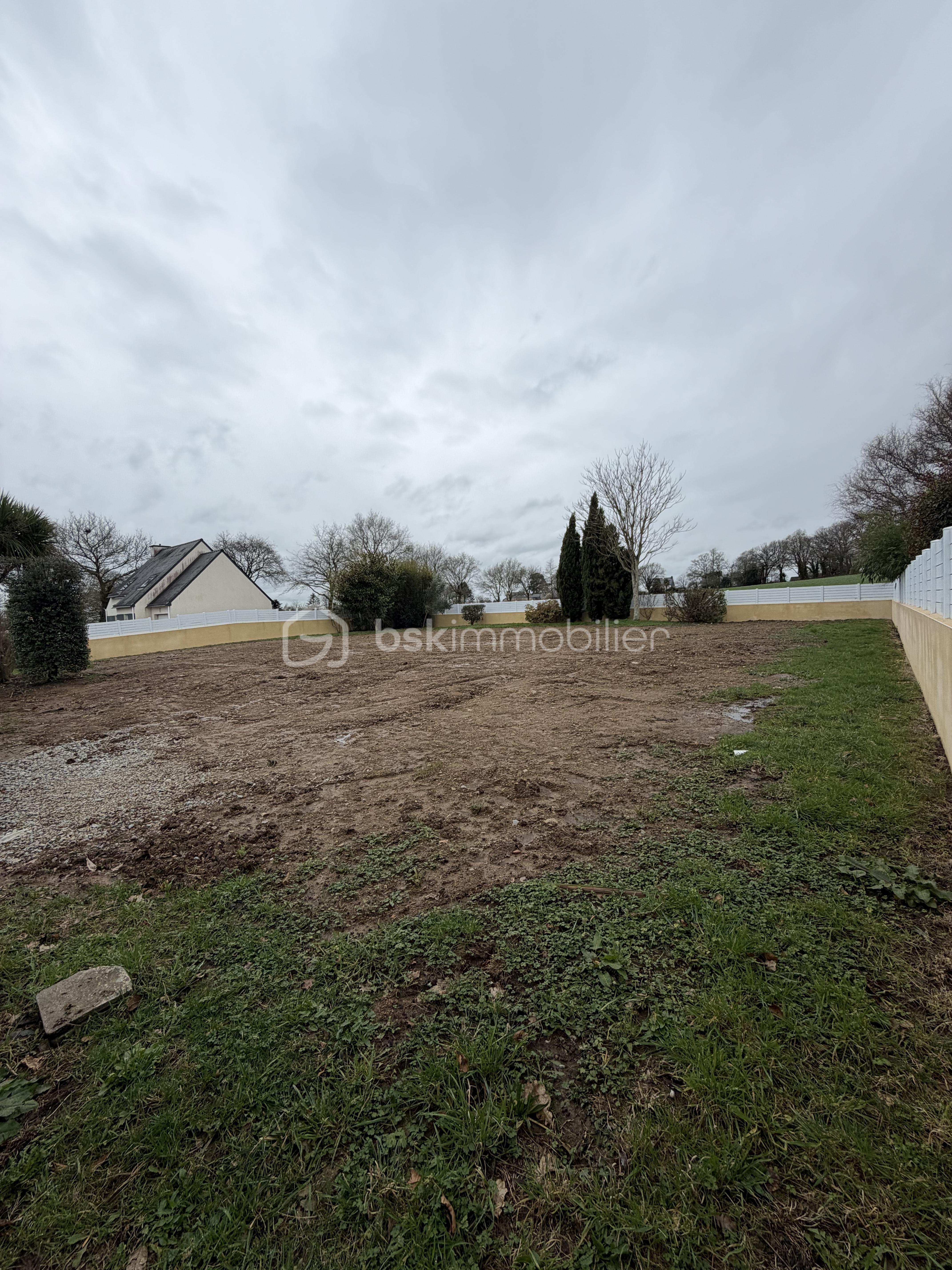 Terrain de 1 077 m²