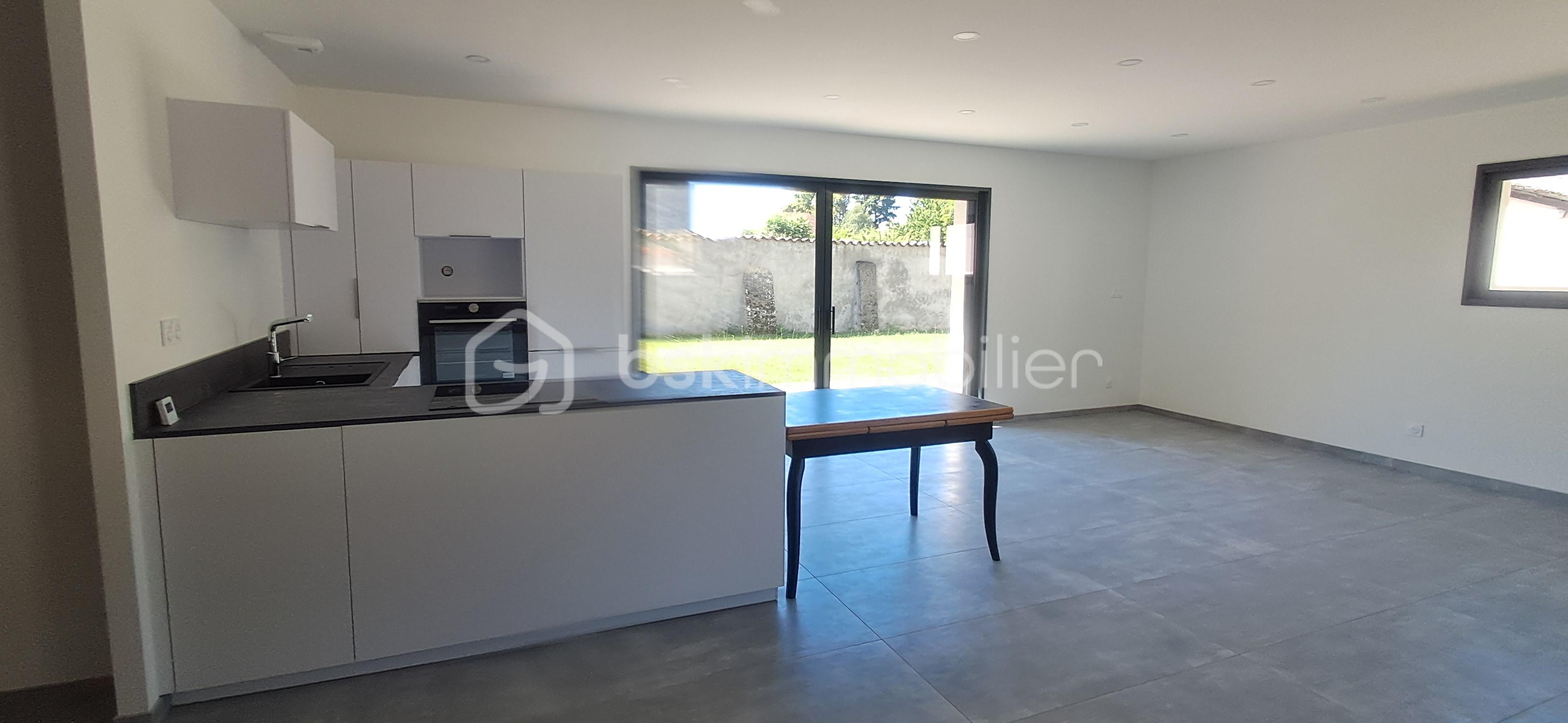 Maison La Frette Lapidaire 28 Pièce de vie floue.jpg