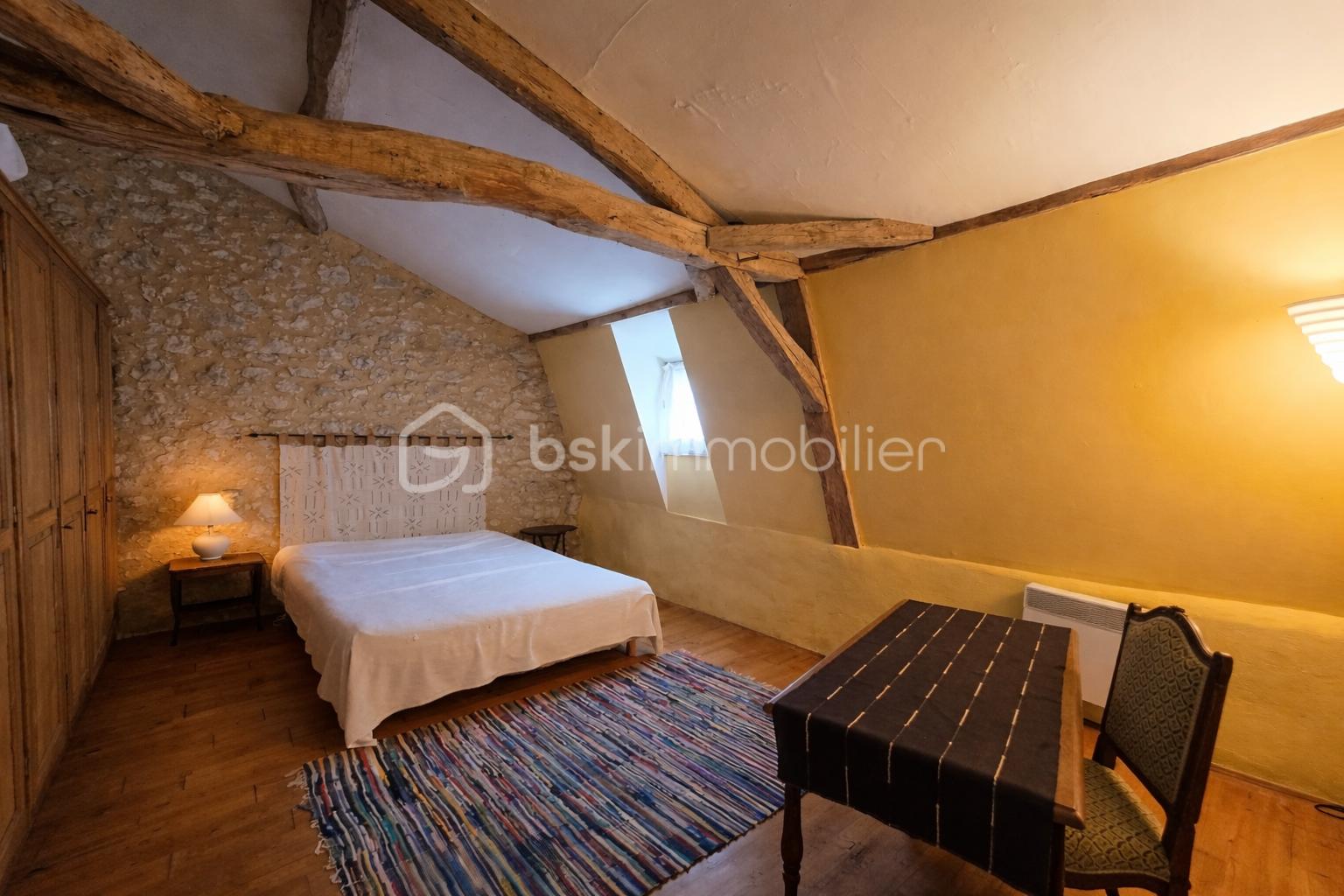 Chambre d'atelier aux touches colorées.png