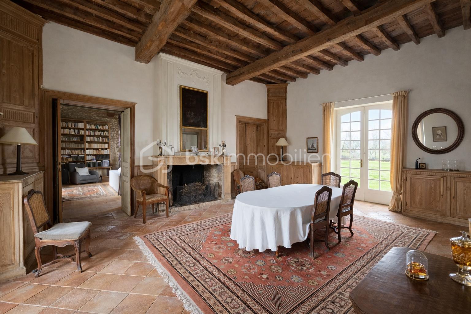 Salle à manger d'une maison ancienne.png