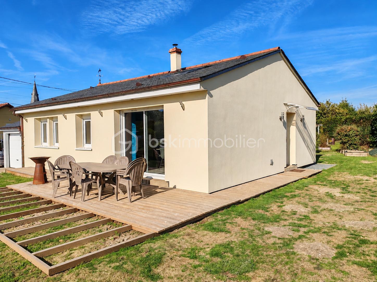 Maison moderne et terrasse en bois rénovée.png