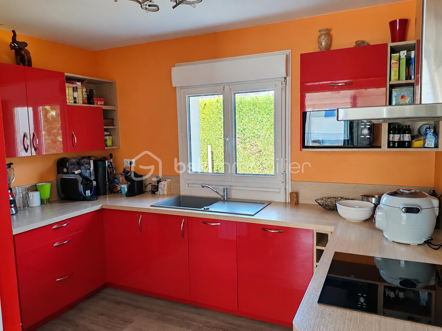 Cuisine moderne rouge et lumineuse.png