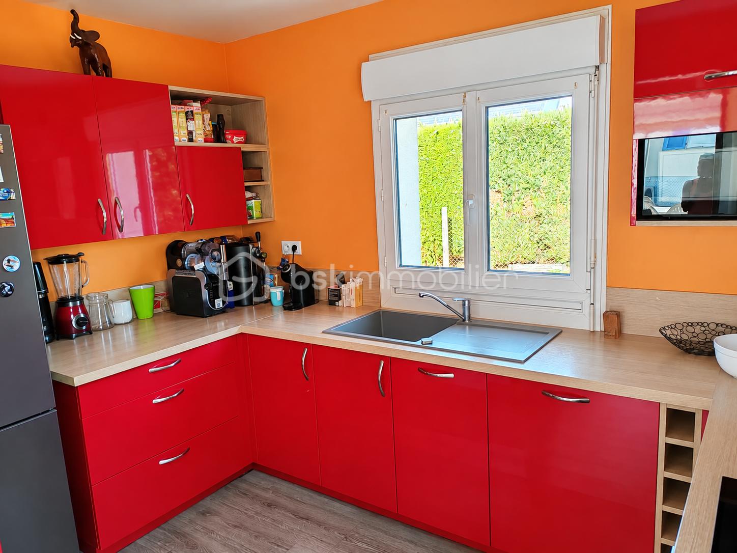 Cuisine moderne rouge et orange ordonnée.png