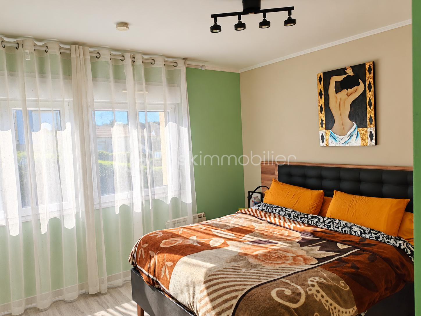 Chambre lumineuse aux accents chaleureux.png
